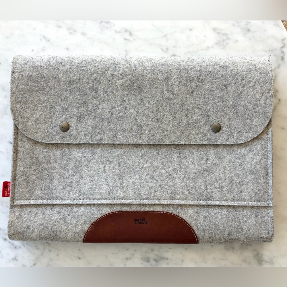Pack &Smooch Felted Wool and Leather Laptop Sleeve, grey, int. pockets,snap, EUC - Picture 4 of 10